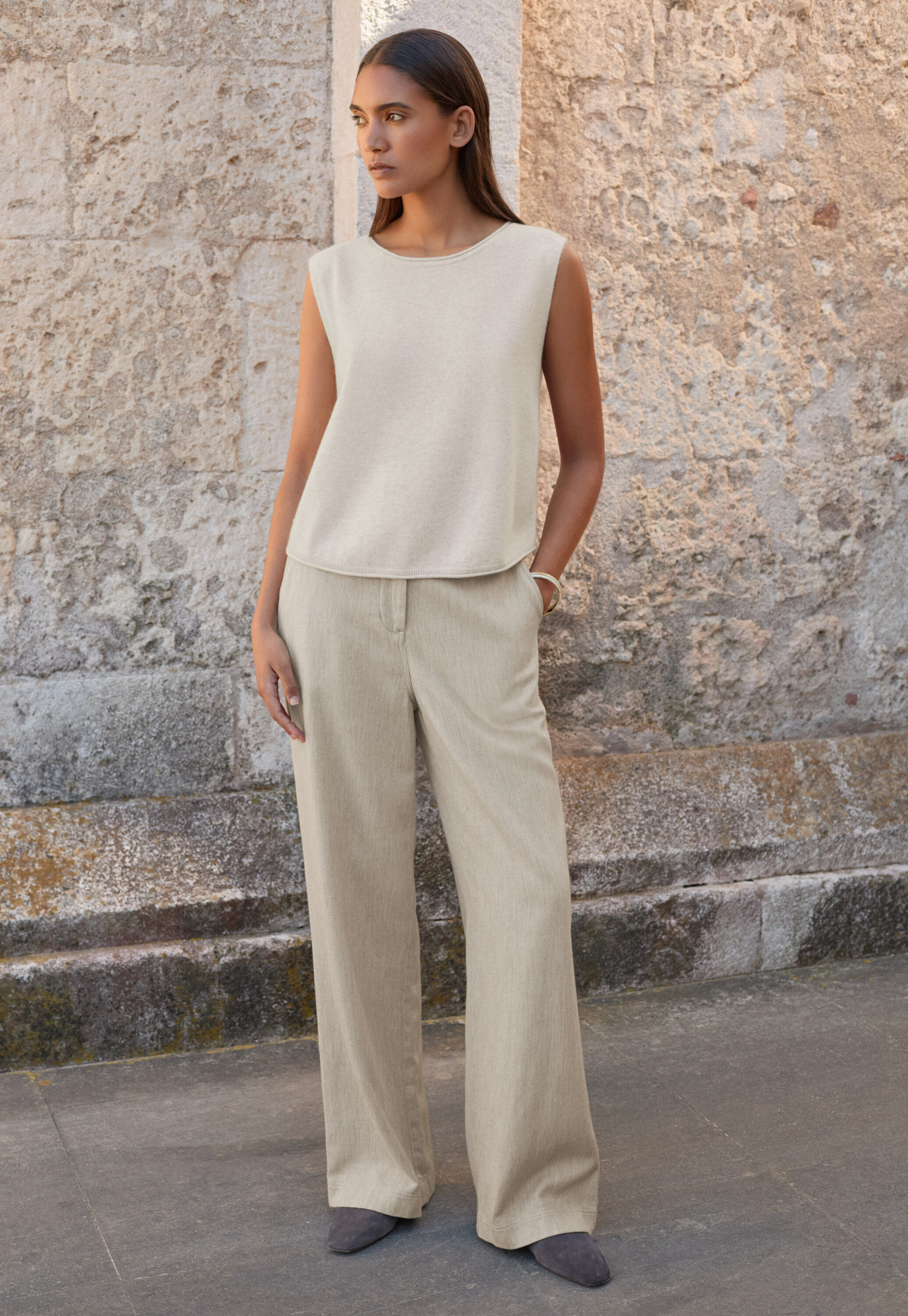 Curved-leg trousers