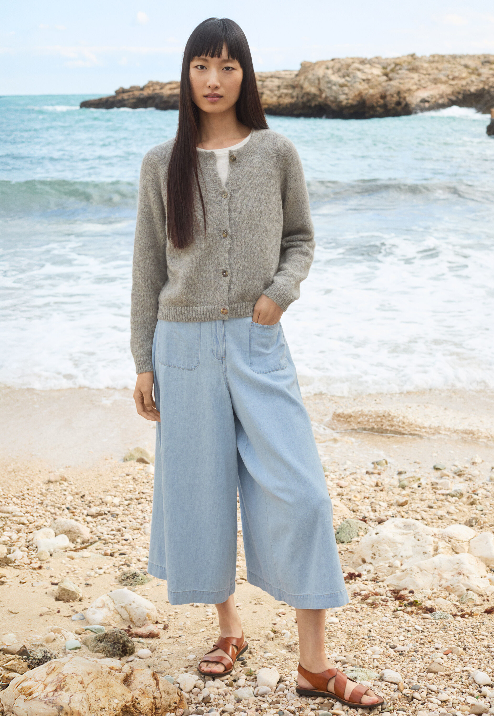Curved-leg trousers