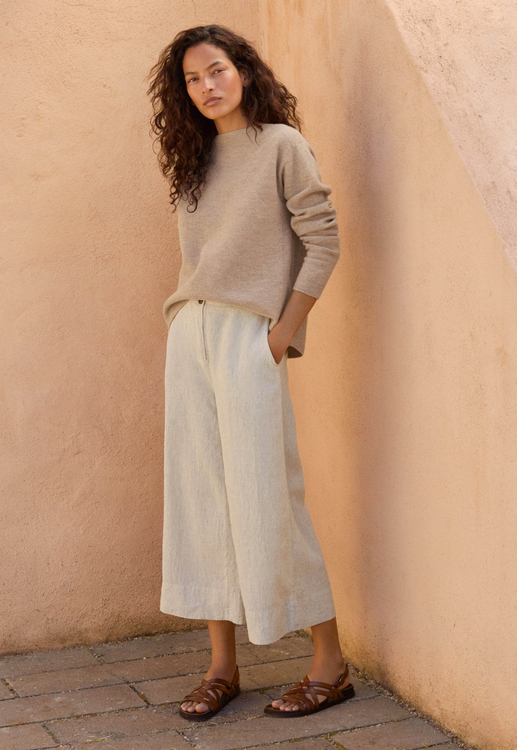 Curved-leg trousers