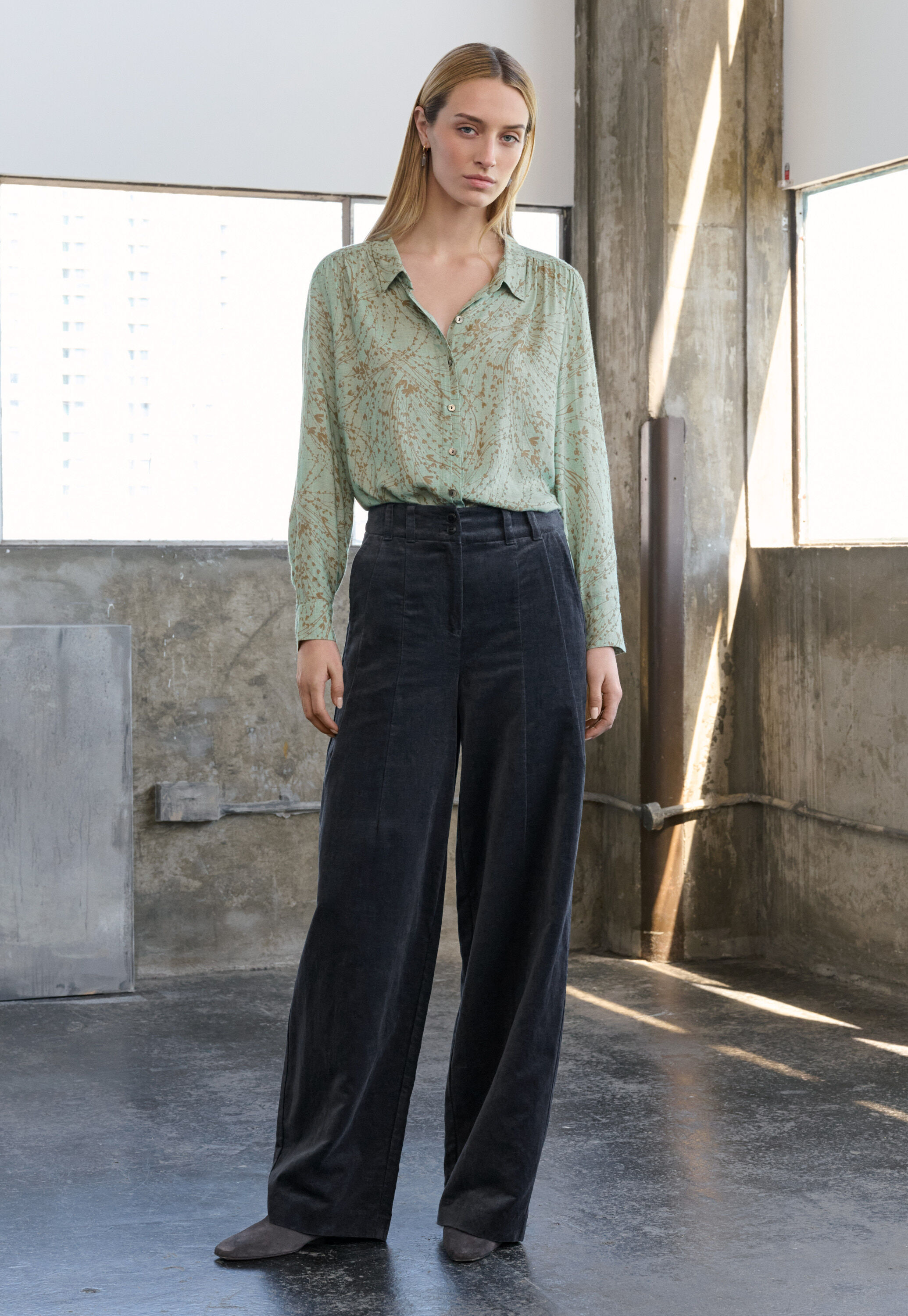 Curved-leg trousers