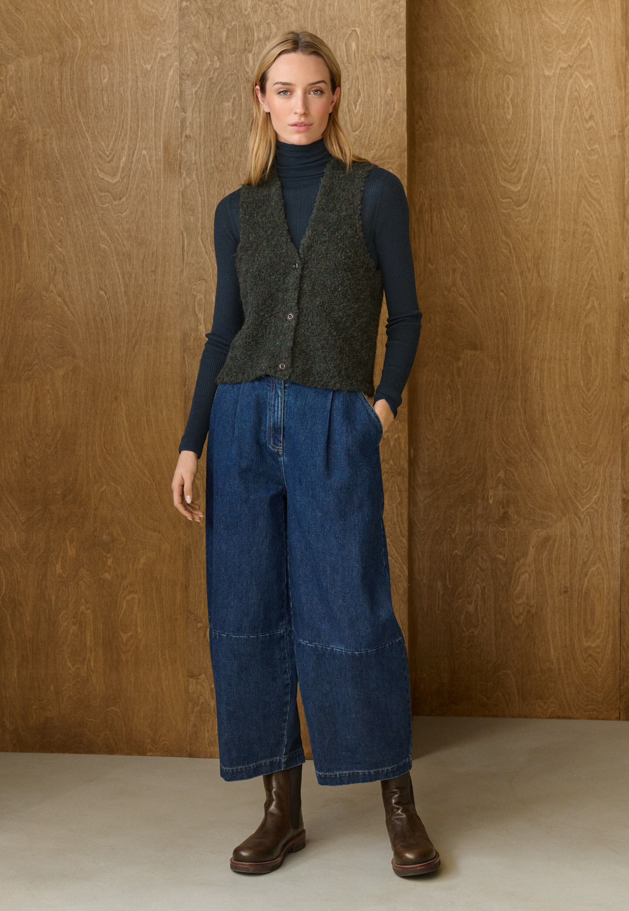 Curved-leg trousers