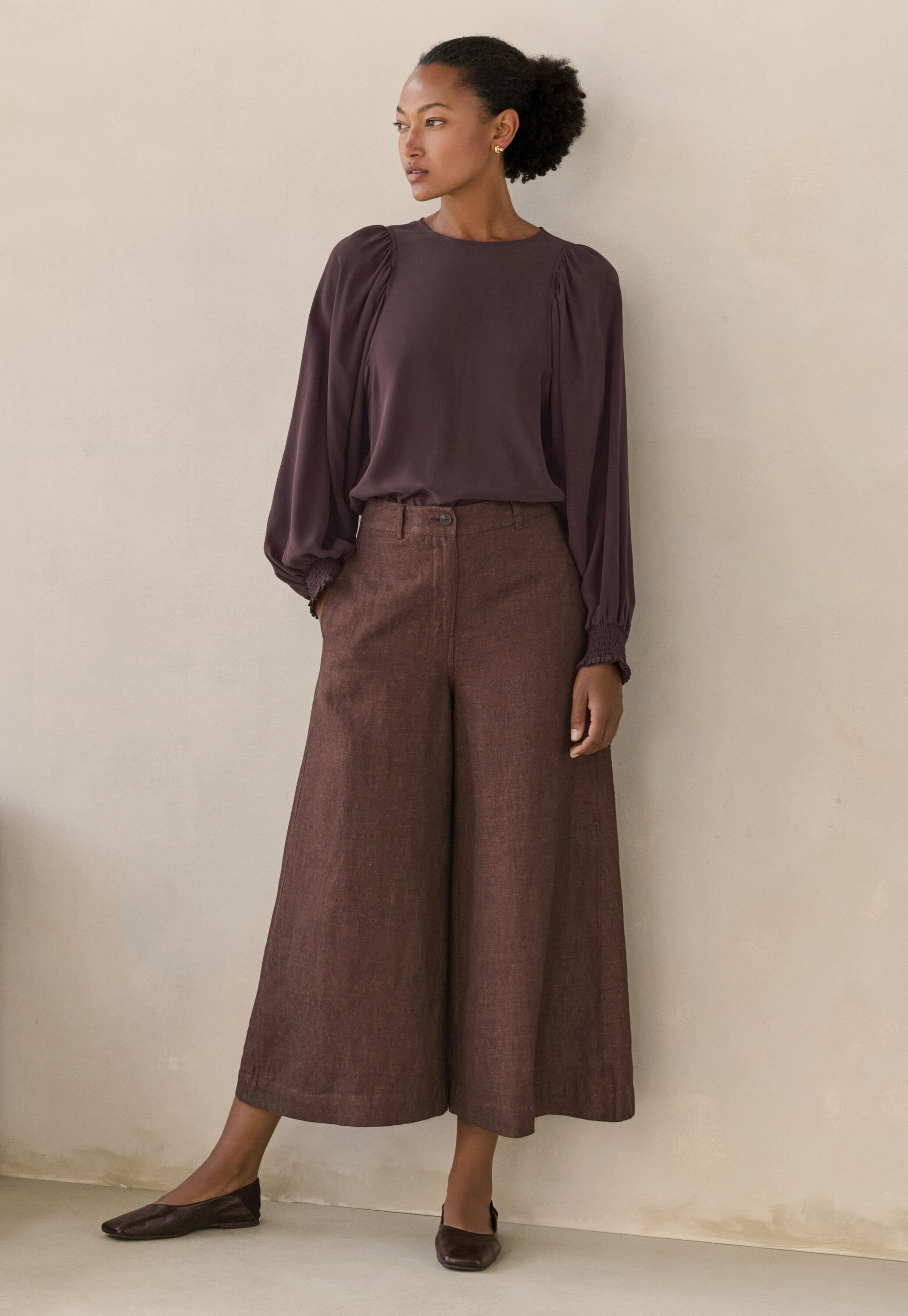 Curved-leg trousers