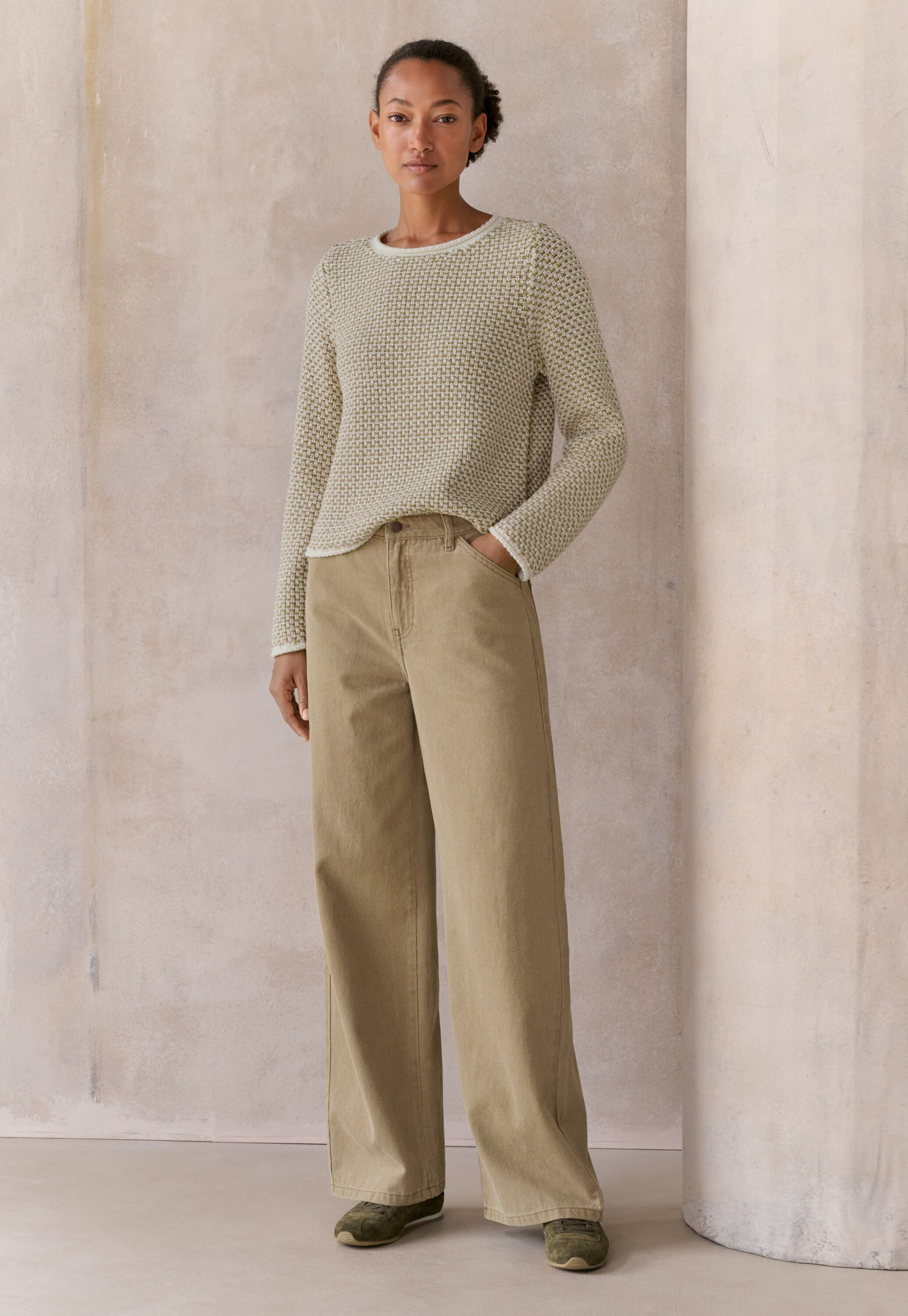 Curved-leg trousers