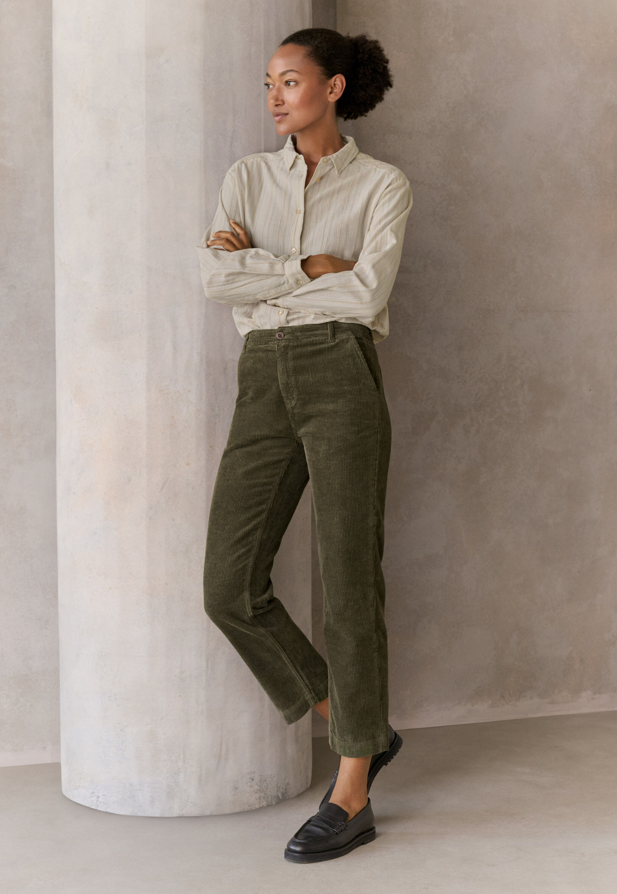 Curved-leg trousers