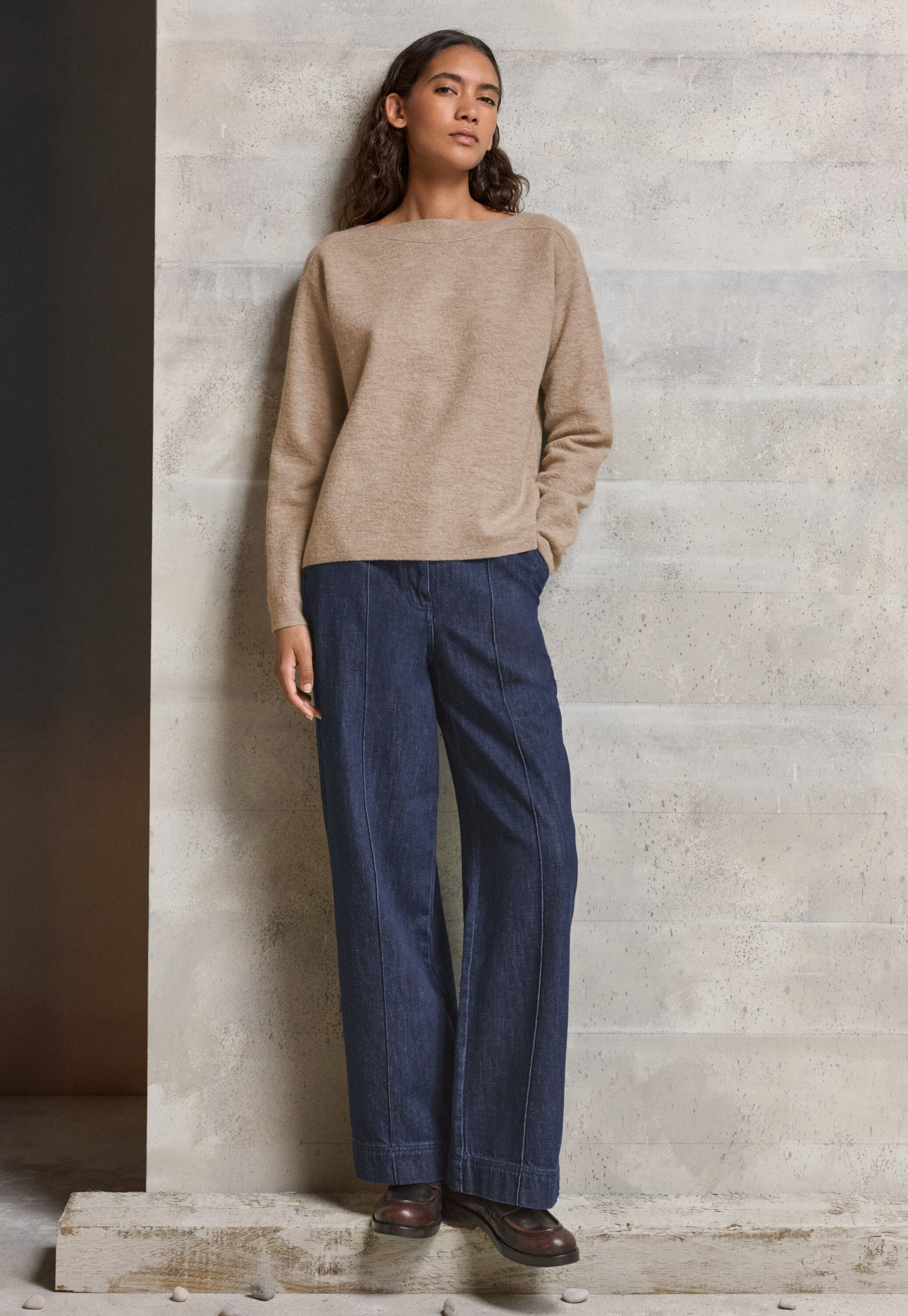 Curved-leg trousers