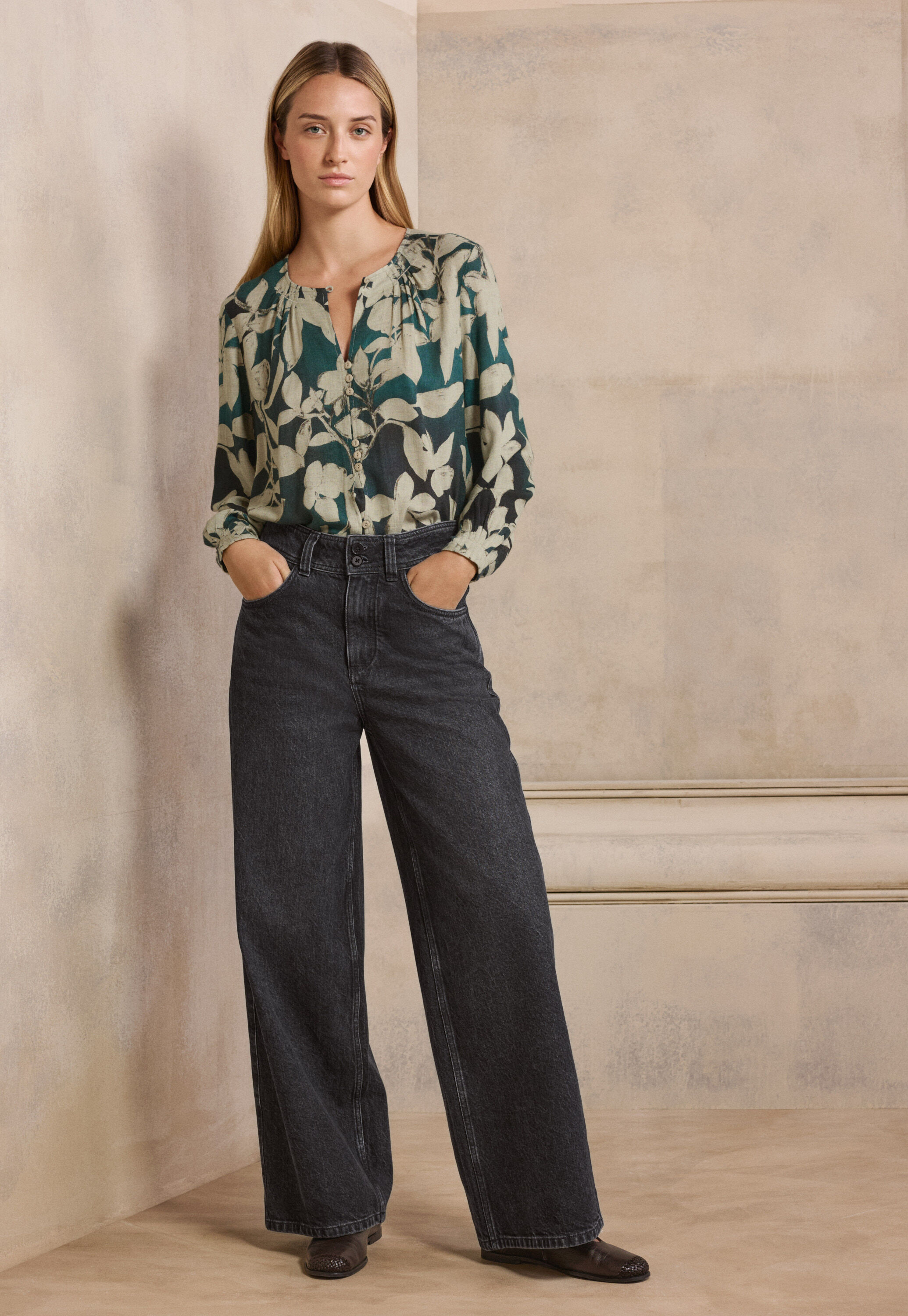 Curved-leg trousers