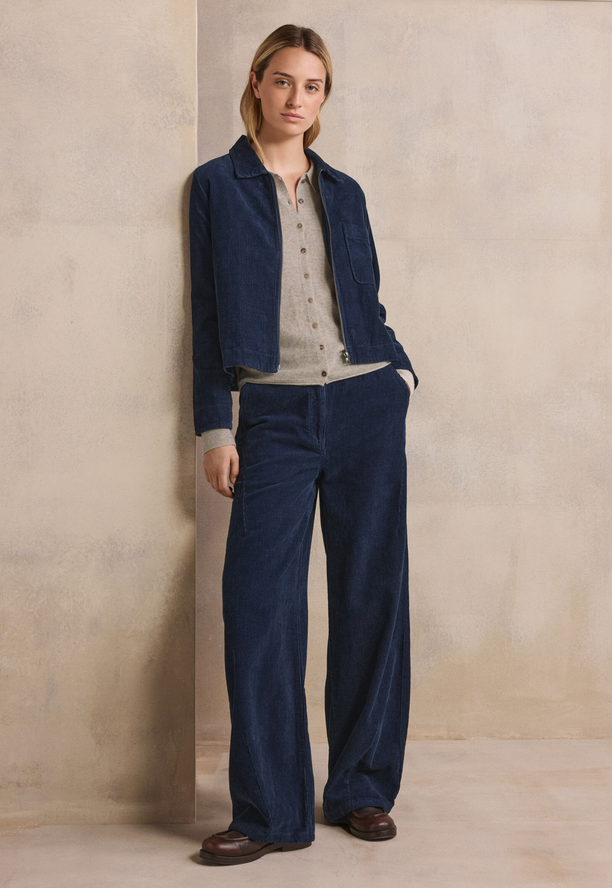 Curved-leg trousers