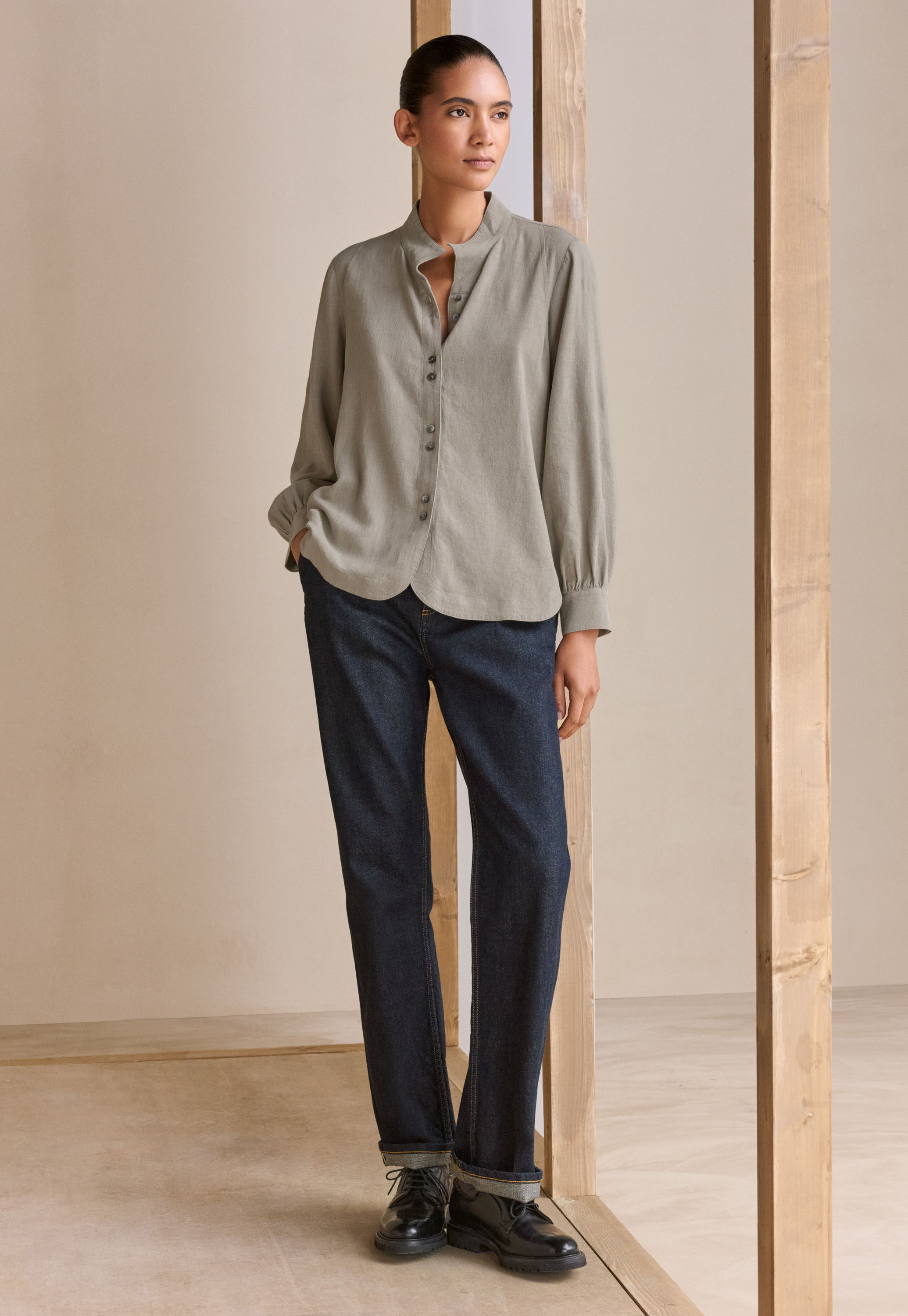 Curved-leg trousers