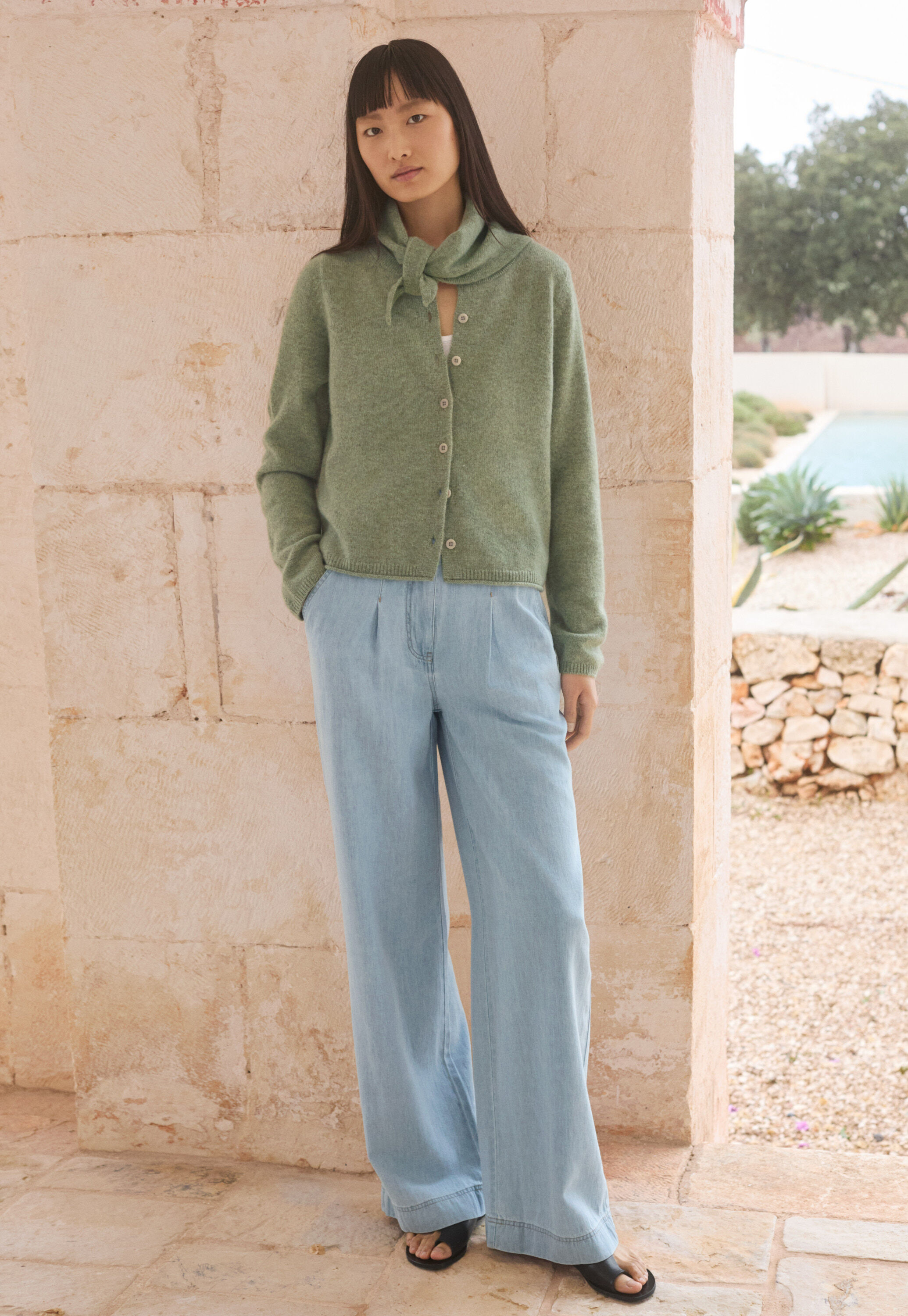 Indigo-dyed wide trousers