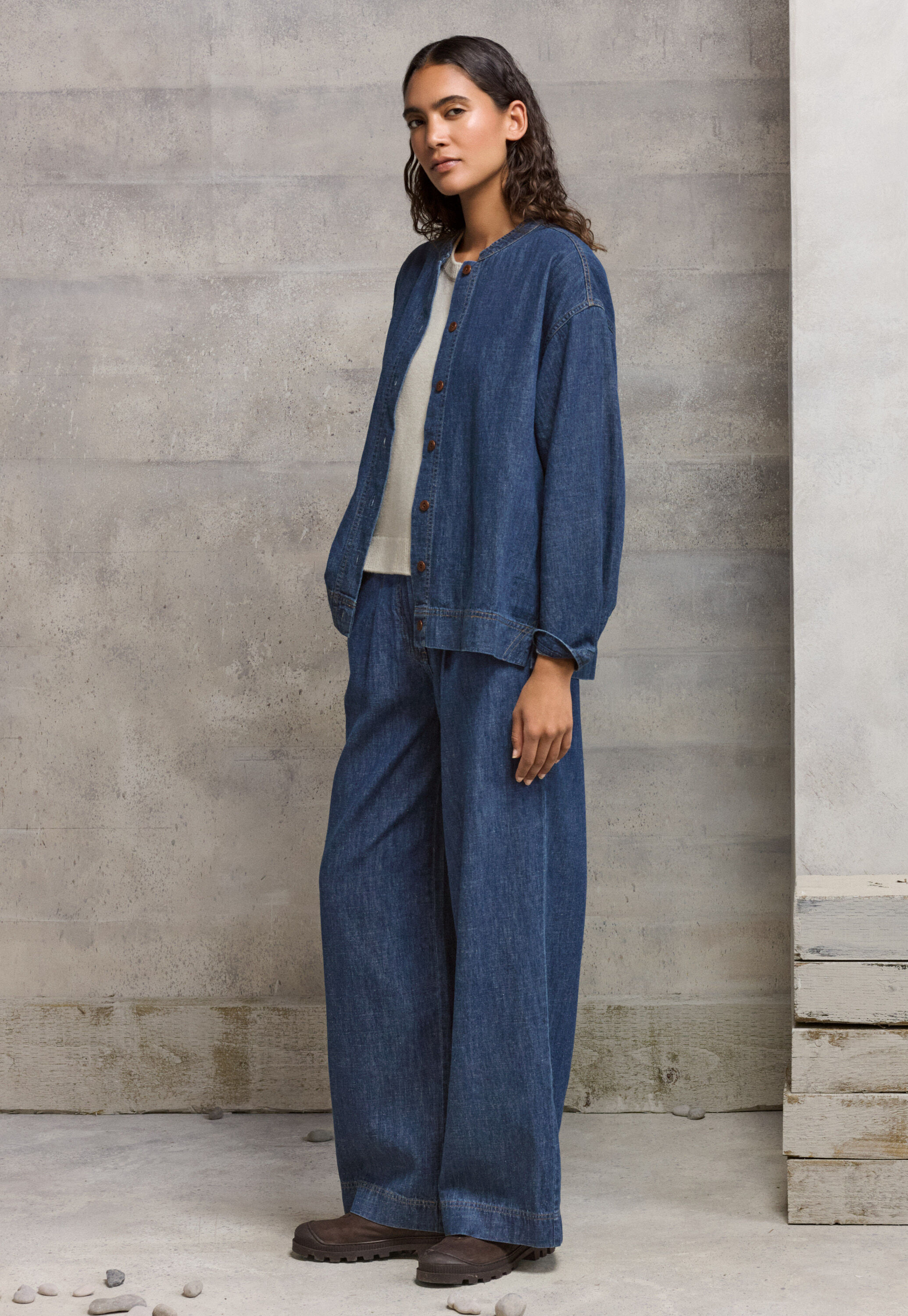 Indigo-dyed wide trousers